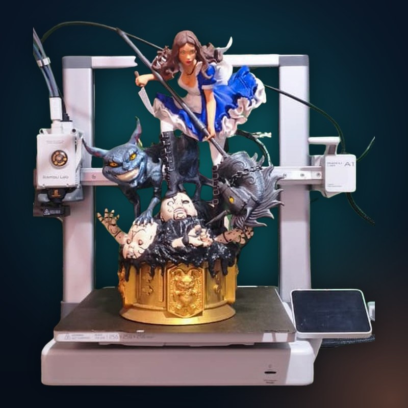 Nuestra impresora 3D Bambu Lab A1 con una figura recién impresa
